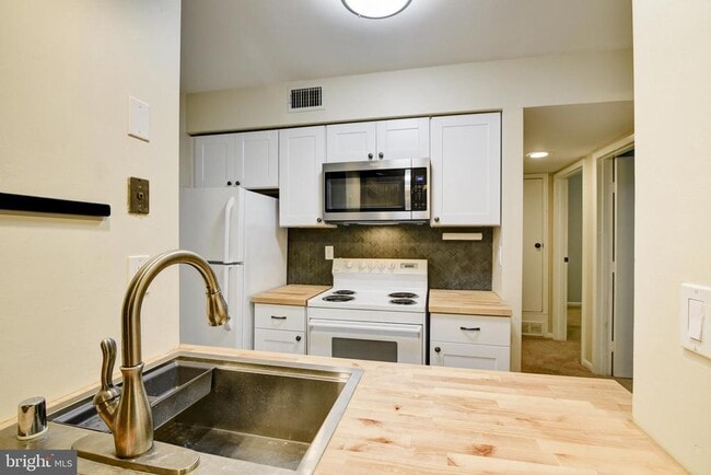 Building Photo - 5806 Royal Ridge Dr