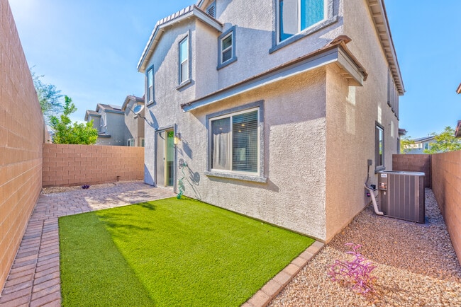 Foto del edificio - 3215 Gardenia Falls Ct
