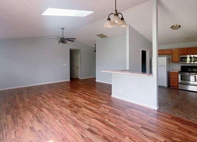 Building Photo - 3B2B Ranch Fenced yard+screen room