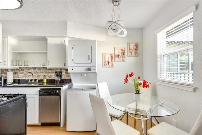 Foto del edificio - 2401 Manor Rd