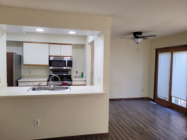 Kitchen & dining area - 14197 Bedford Dr