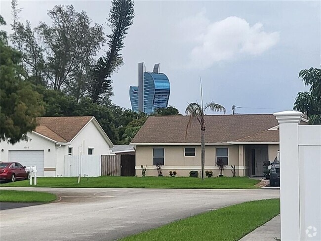 Building Photo - 5512 SW 57th Pl