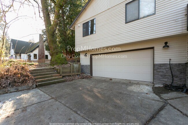 Foto del edificio - Stunning Five-Bedroom Rental in Milwaukie,...