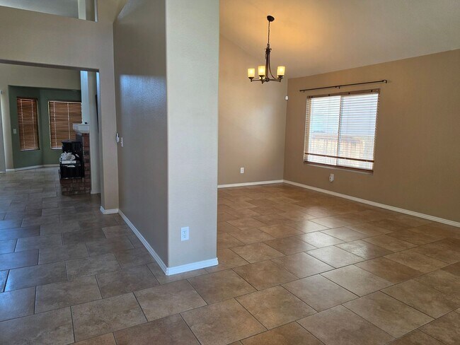 Foto del edificio - Spacious 4 Bedroom 2 bath Home in Victorville – Landscaping Included!