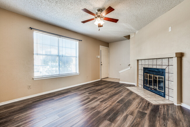 Building Photo - Nicely Maintained 2 Bedroom Townhouse