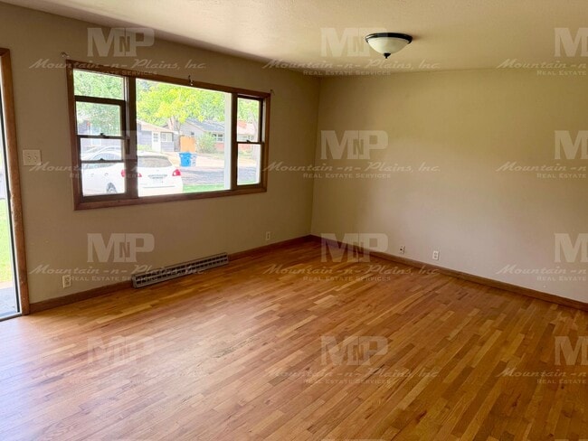 Building Photo - 1321 Lakewood Dr