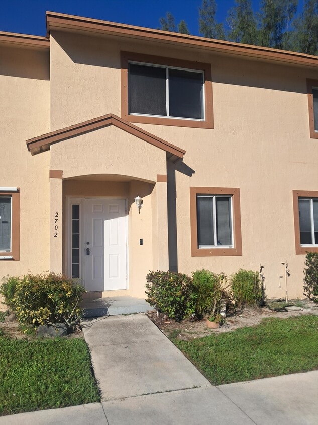 Foto principal - 2702 Lakeview Dr W