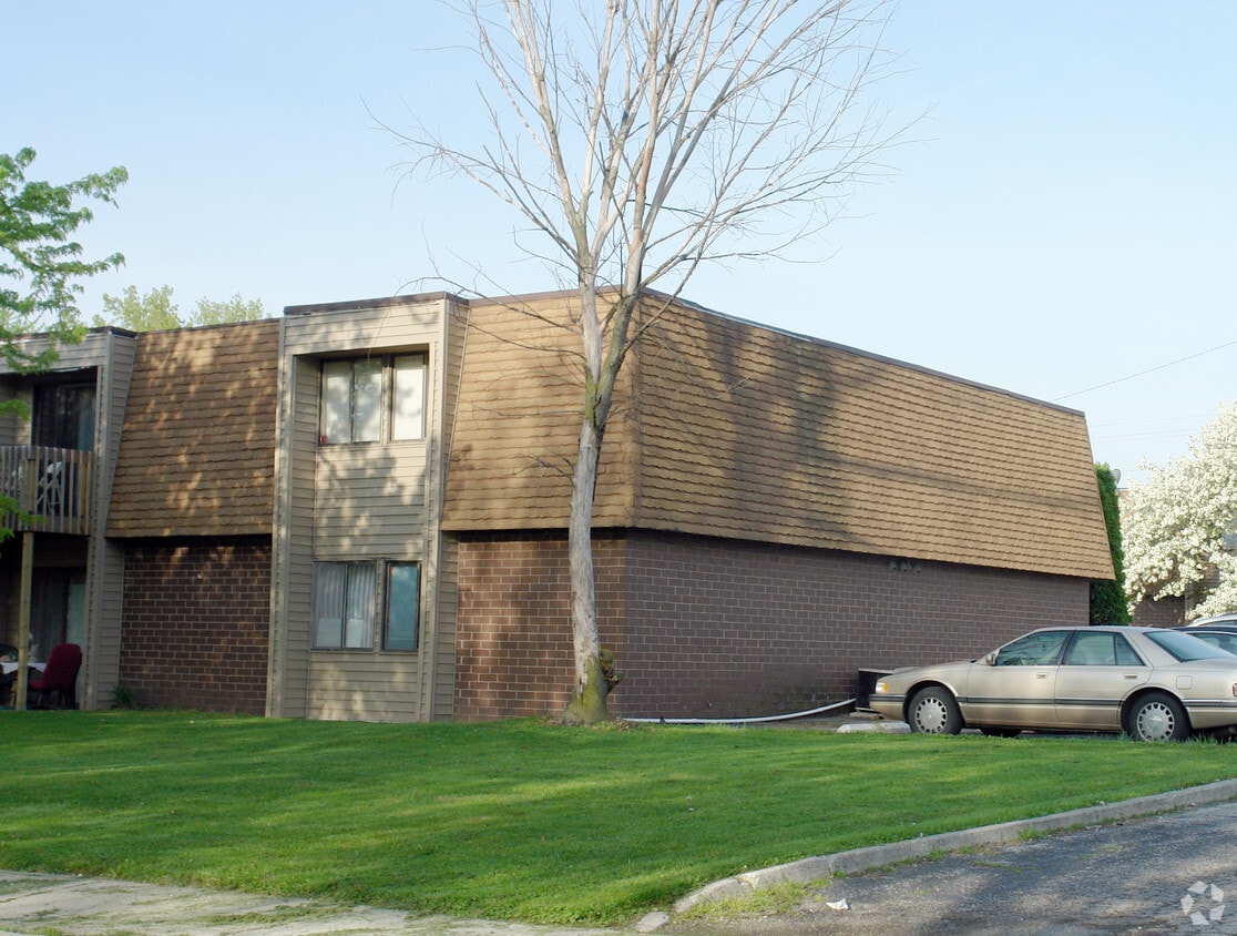 704 W 40th Place - Hobart Apartments Bldg 3
