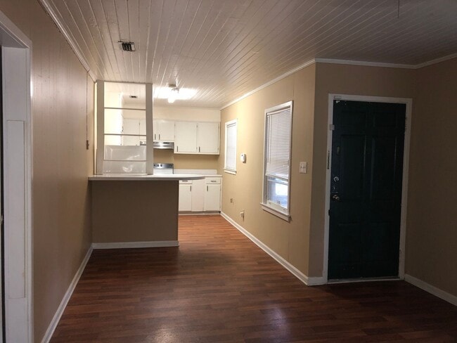 Building Photo - 2BD/1B Duplex off Baytree Road