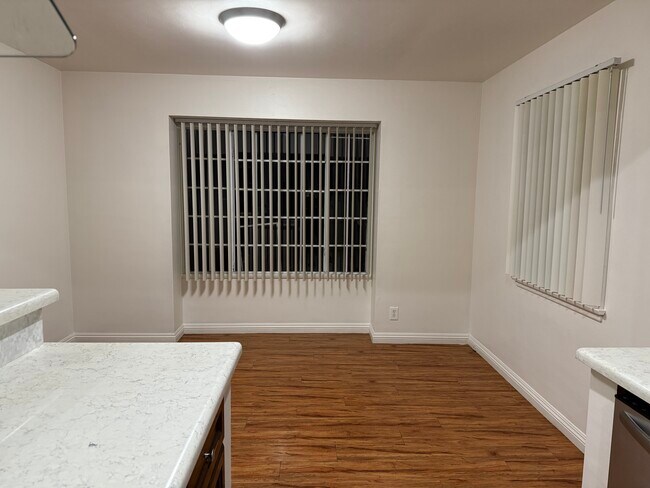 Comedor - 1210 E Lexington Dr