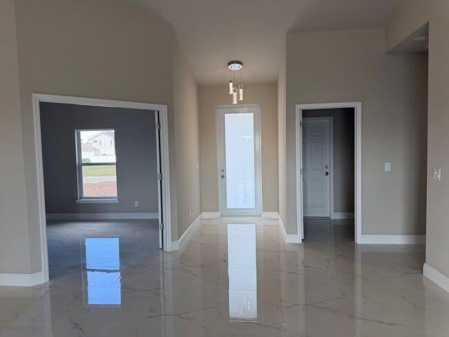 Foto del edificio - 395 Chalet Ave S