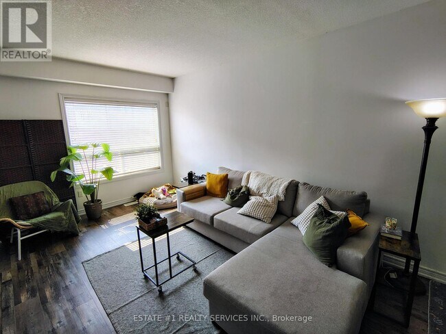 Photo du bâtiment - 8-48 Lakelawn Rd