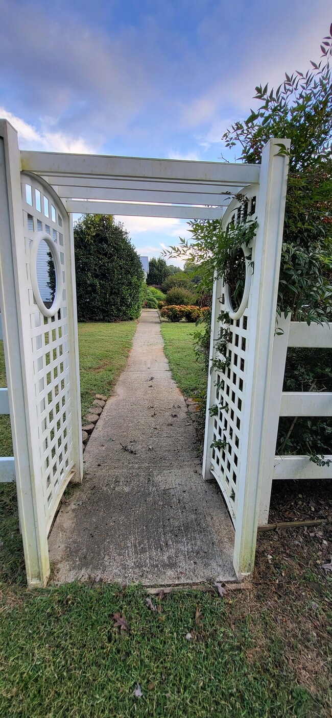 Foto del edificio - 338 Hicks Farm Rd