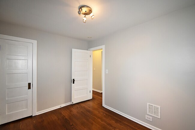 Building Photo - 159 Oakwood Dr