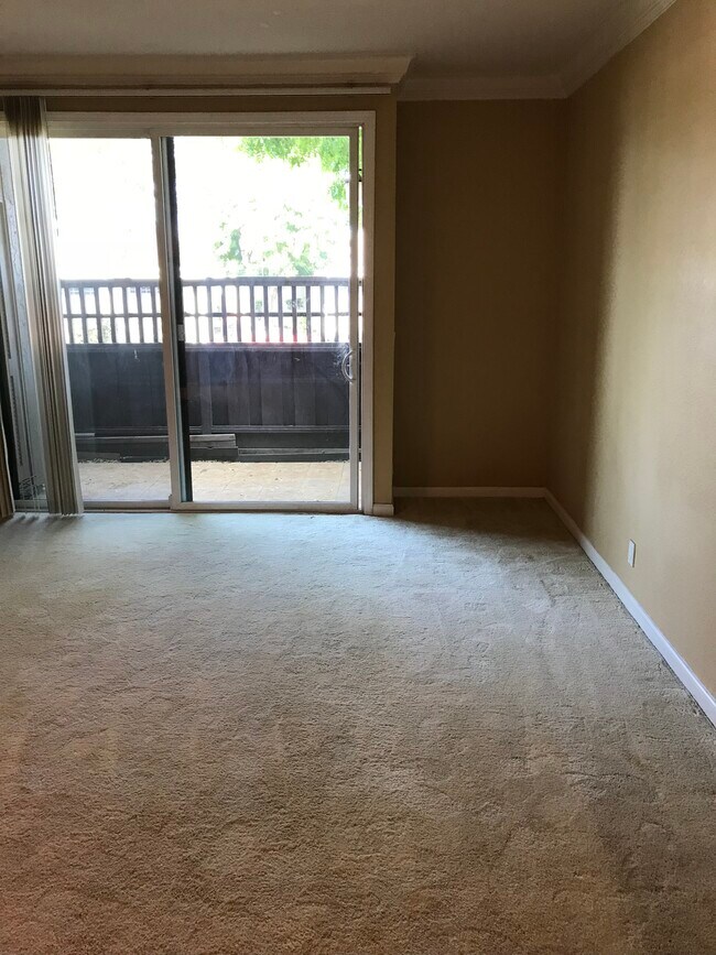 2nd - floor main room - 417 Tyler Plz