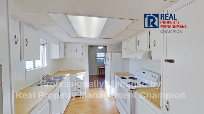 Building Photo - 3 BD/3 BA home just a few minutes drive to...