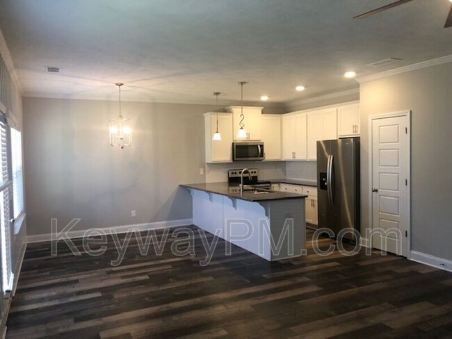 Building Photo - 887 Chesham Ave