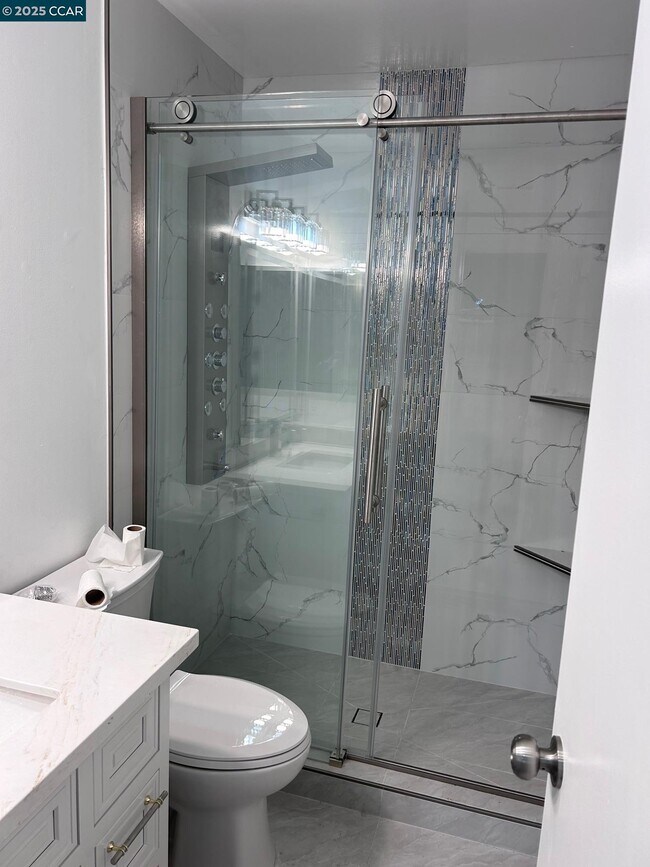 Foto del edificio - 4556 Lakeshore Dr