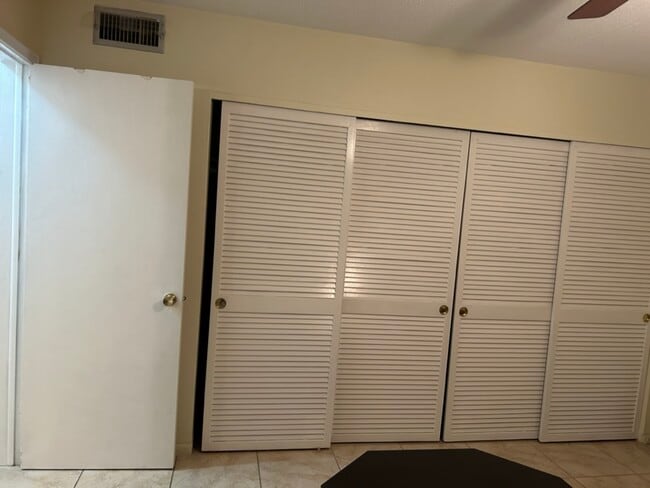 Foto del edificio - 1554 N 12th Ct