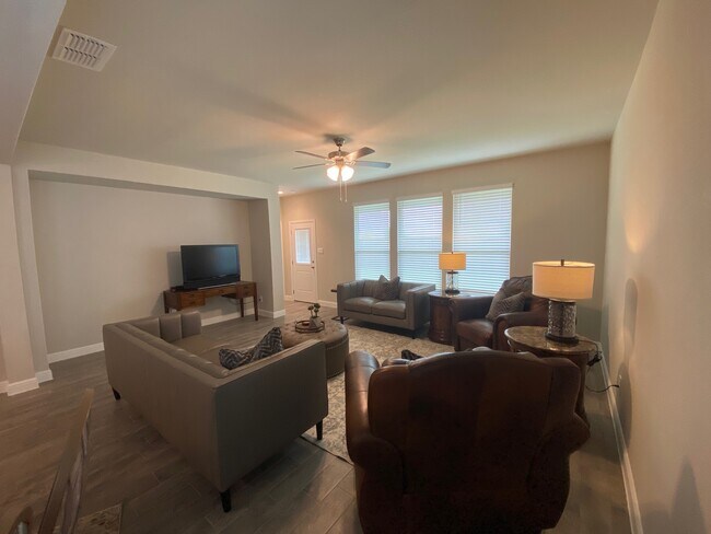 Foto del edificio - 15572 Halstead Ln