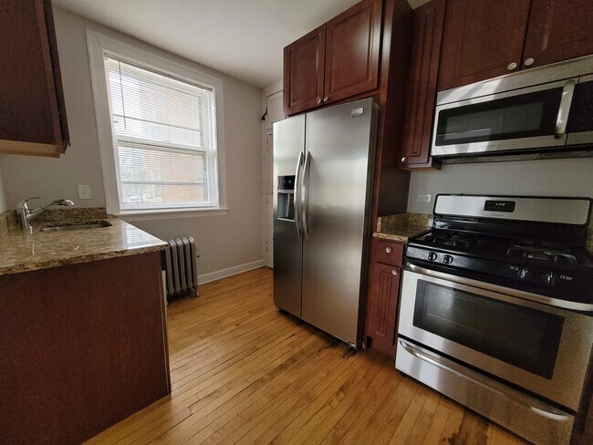 kitchen - 2259 W Eastwood Ave
