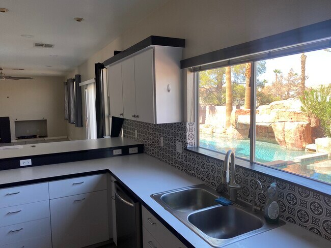 Foto del edificio - 2116 Rhonda Ter