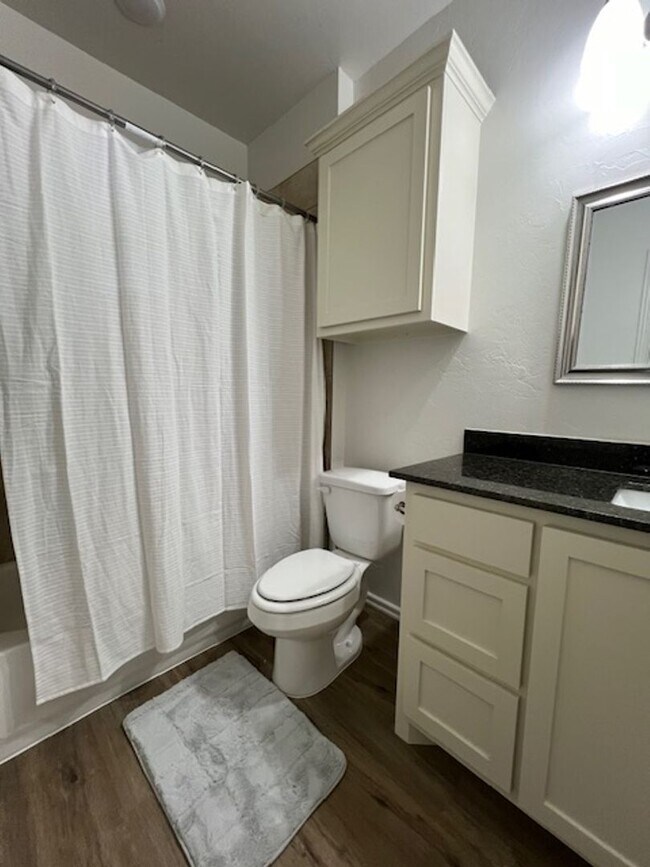 Building Photo - 1209 SW OKLAHOMA UNIT A/B (FULLY FURNISHED...