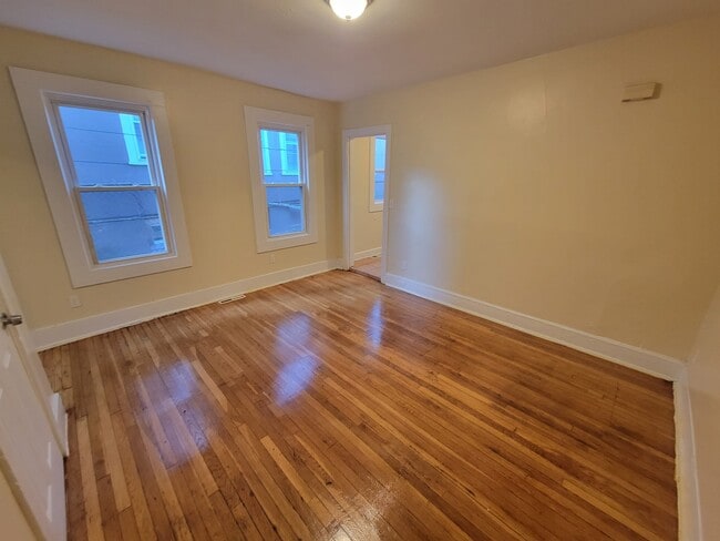 Building Photo - 324 Goffe St