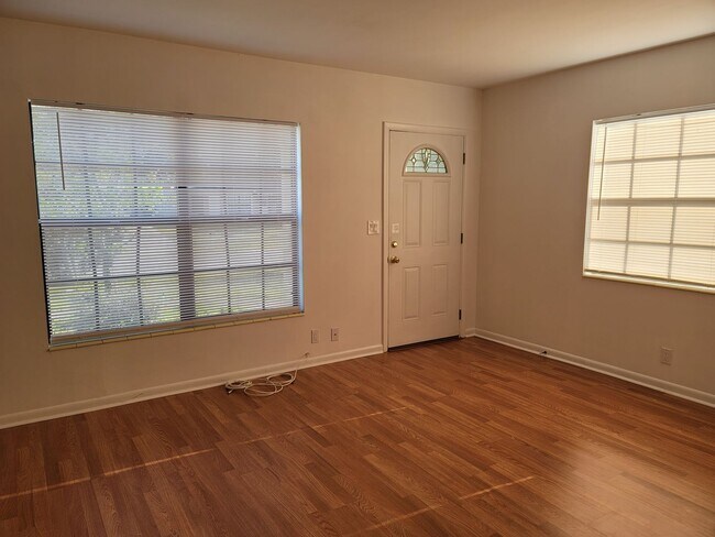 Foto del edificio - Well-Maintained 3-Bedroom Home with Workshop and Fenced Yard