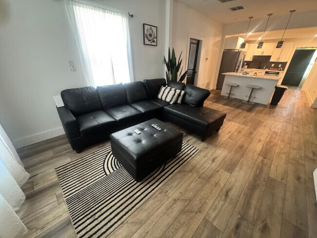 Foto del edificio - Room in House on Welch St SW