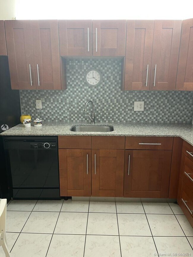 Foto del edificio - 16280 Laurel Dr