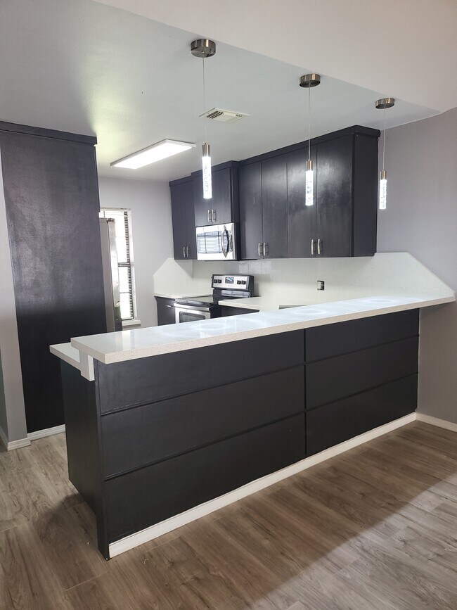 UBICACIÓN, UBICACIÓN, EXCELENTE MANTENIMIENTO. CASA ADOSADA DE LUJO, ESPACIOSA Y CERRADA EN ALQUILER, CERCA DE TODO - 2401 S Jackson Rd