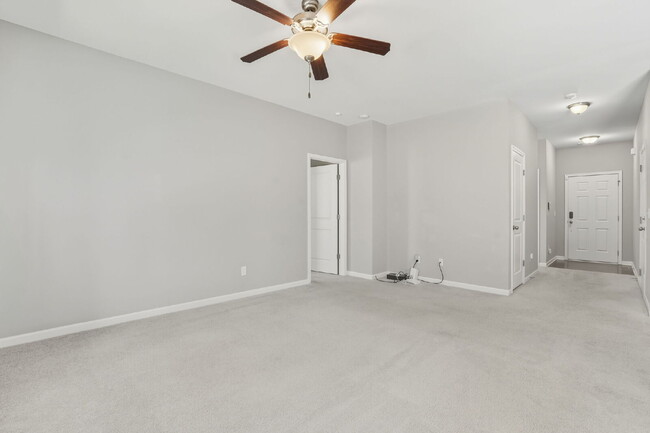 Foto del edificio - "Charming 3-Bed Oasis with 2 Full Baths in Ladson - 1,283 Sq Ft of Comfort!"