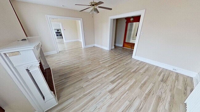 Building Photo - 1st Floor Apartment