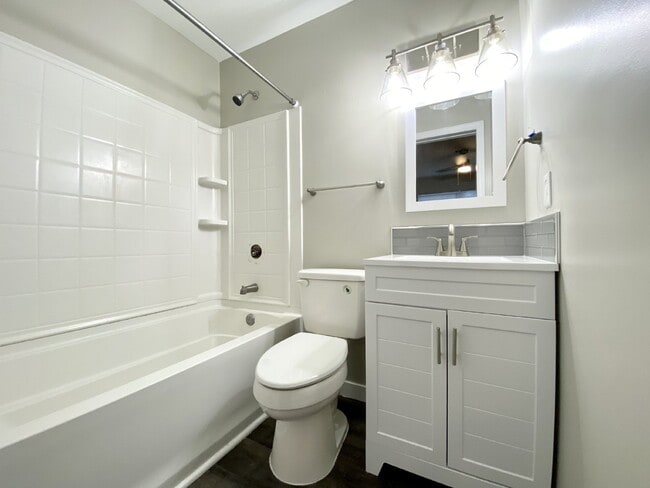Building Photo - 2 Bedroom/2 Bath First Floor Condo