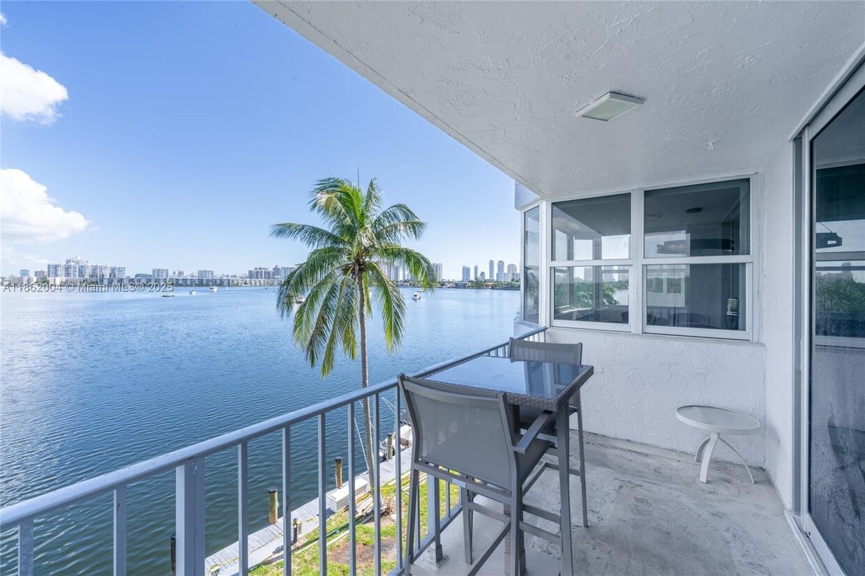 Foto principal - 16546 NE 26th Ave