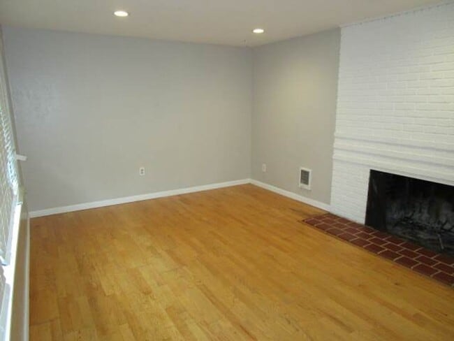 Building Photo - Charming 3 bedroom, 1 bathroom home locate...