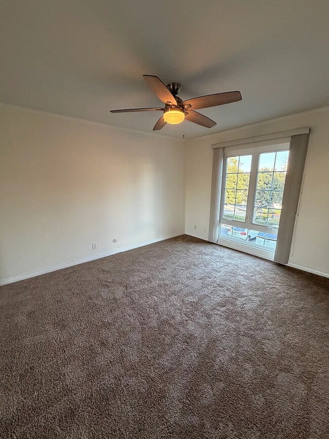 Foto del edificio - "Discover Coastal Living: Spacious 2-Bed, 2-Bath Retreat in Newport Beach!"
