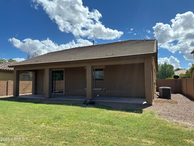 Foto del edificio - 15022 W Montecito Ave