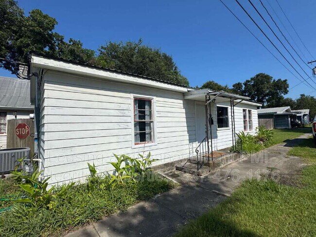 Building Photo - 105 N Cemetery St