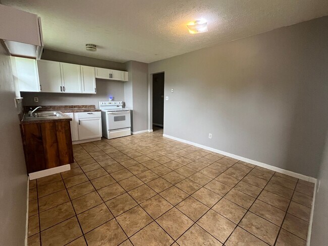 Building Photo - 4-5 Bedroom With 1 Bathroom