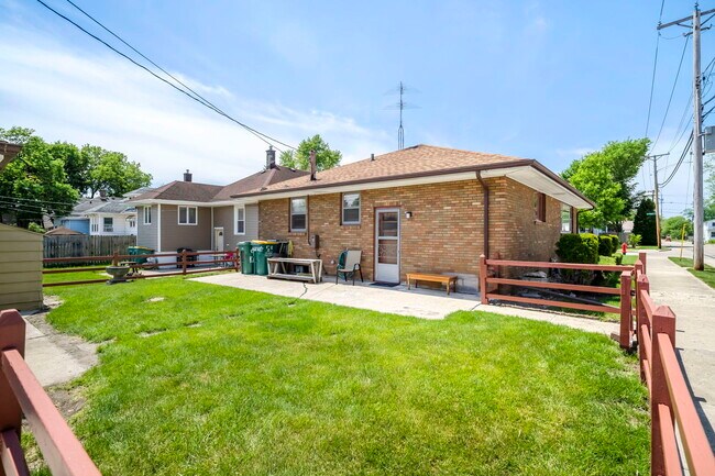 Building Photo - 928 Kelly Ave