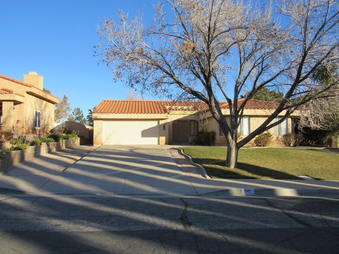 West Palmdale Single Story Home House Rental in Palmdale, CA