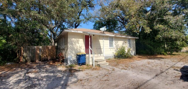 Building Photo - 3/1 Move In Ready
