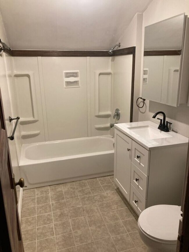 Foto del edificio - AVAILABLE SEPTEMBER 1st - 2 Bedroom, 1 Bat...
