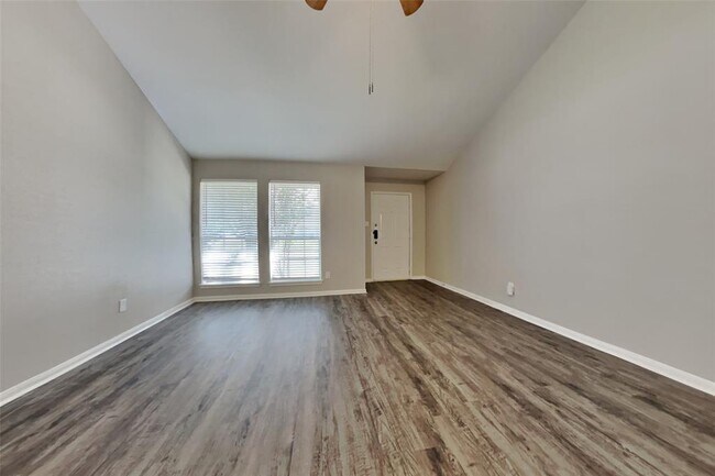 Building Photo - 2403 Pine Cone Dr