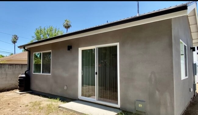 atrás - 5506 Bevis Ave