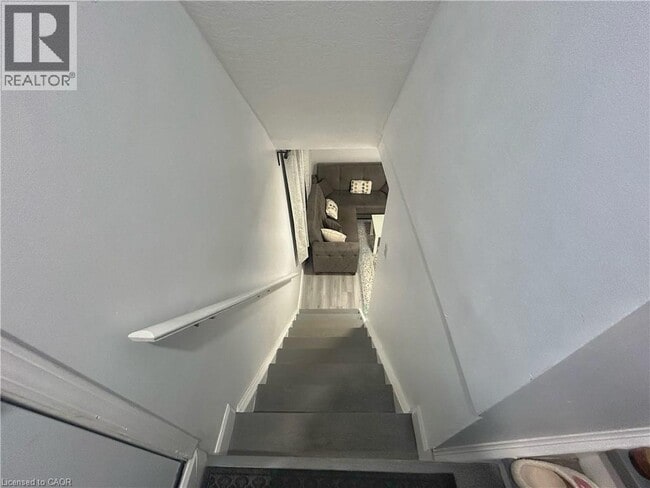 Building Photo - 206A SPRINGFIELD Crescent Unit# Lower