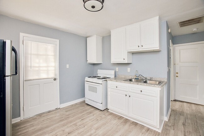 Midway - Midway Apartment