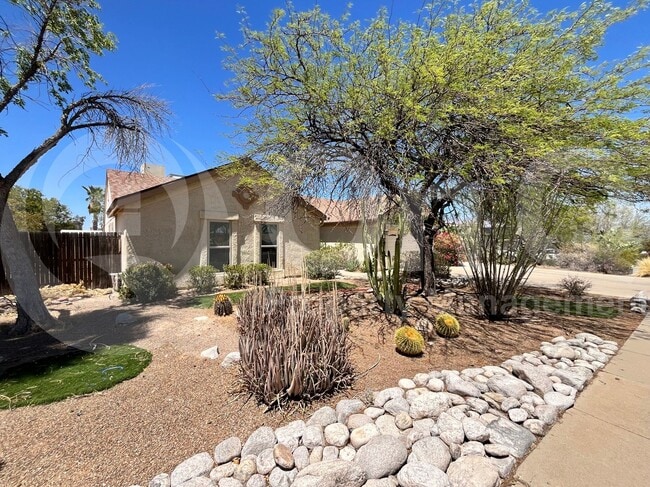 Building Photo - 2800 W Wagon Wheels Dr